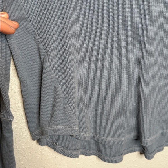 Mododoc Long Sleeve Blue Thermal V-Neck Top Size Medium - Picture 5 of 7
